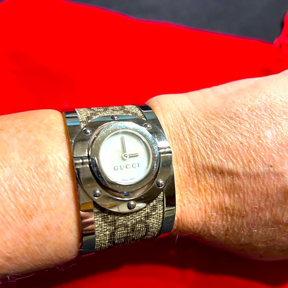 Gucci Luxury Statement Logo Bracelet Watch - Picture 1 of 9